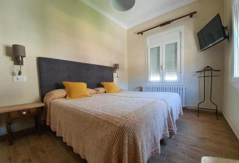 Четырехместный Номер Стандарт, Hostal Canigó