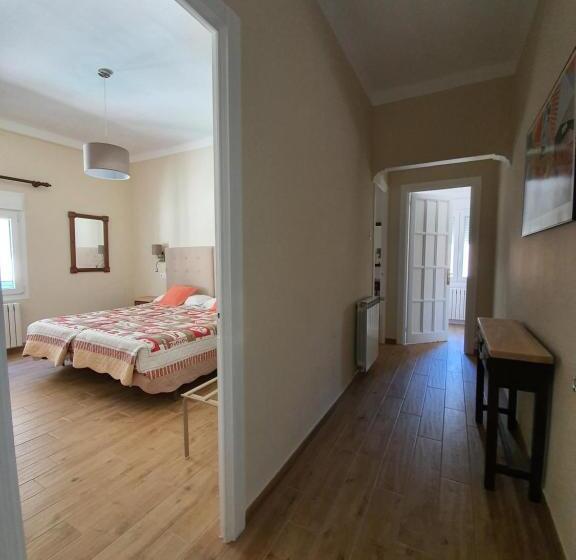 غرفة قياسية رباعية, Hostal Canigó
