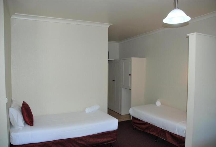 标准间, Commodore Motor Inn