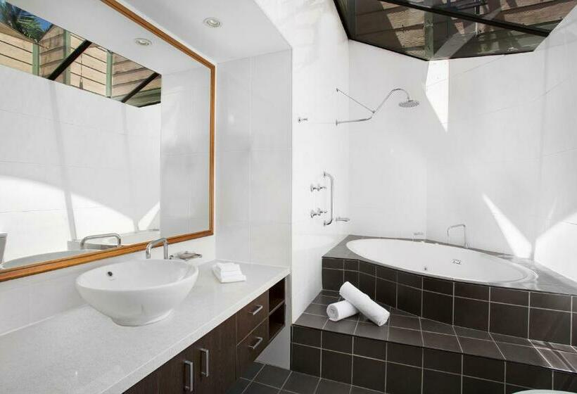 Номер Deluxe с Гидромассажем, Breakfree Aanuka Beach Resort