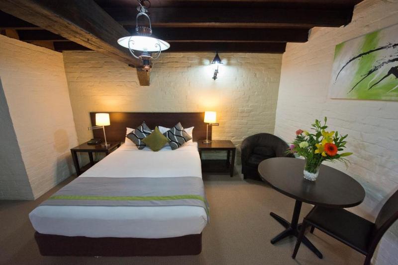 استودیوی استاندارد, Leisure Inn Penny Royal Hotel & Apartments