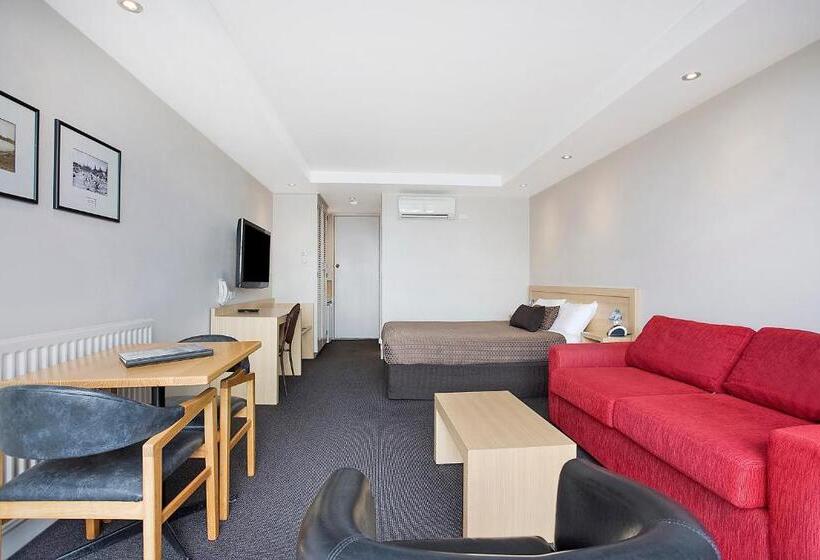 Номер Стандарт, Richmond Henty