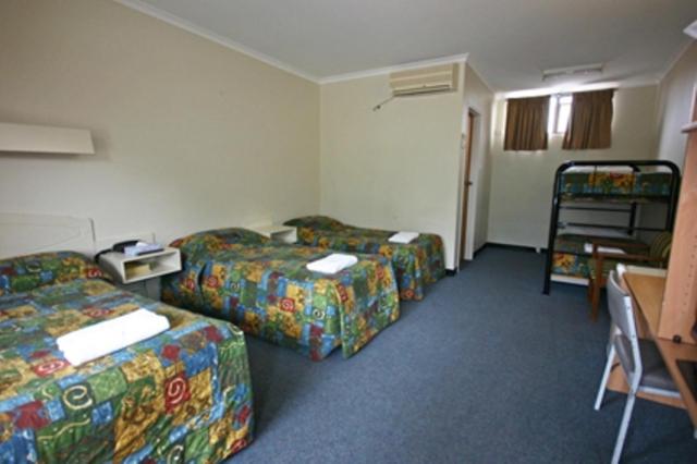 חדר משפחתי, Red Cedars Motel