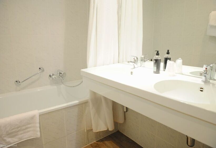اتاق استاندارد سه نفره, 9hotel Chelton