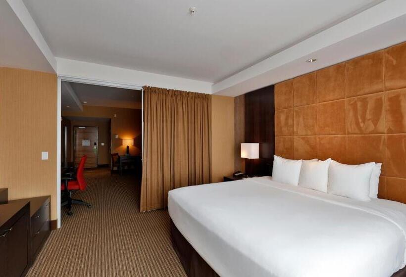 キングサイズベッドのスイートルーム, Edmonton Hotel And Convention Centre