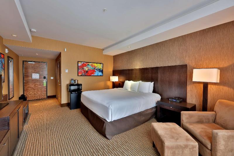 キングサイズベッドのスイートルーム, Edmonton Hotel And Convention Centre
