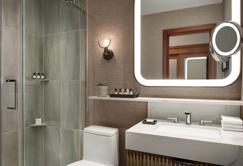 اتاق استاندارد با تخت بزرگ, Fairmont Jasper Park Lodge