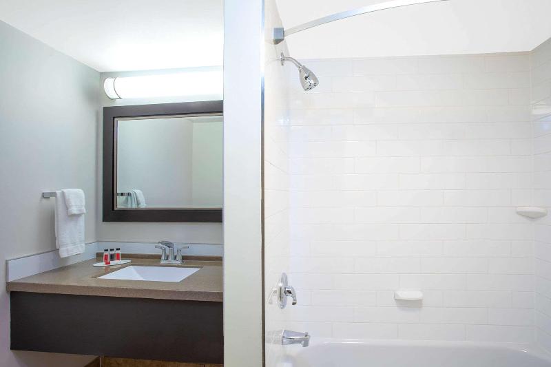 Стандартный Номер Кровать Кинг, Quality Inn & Conference Centre Kingston Central