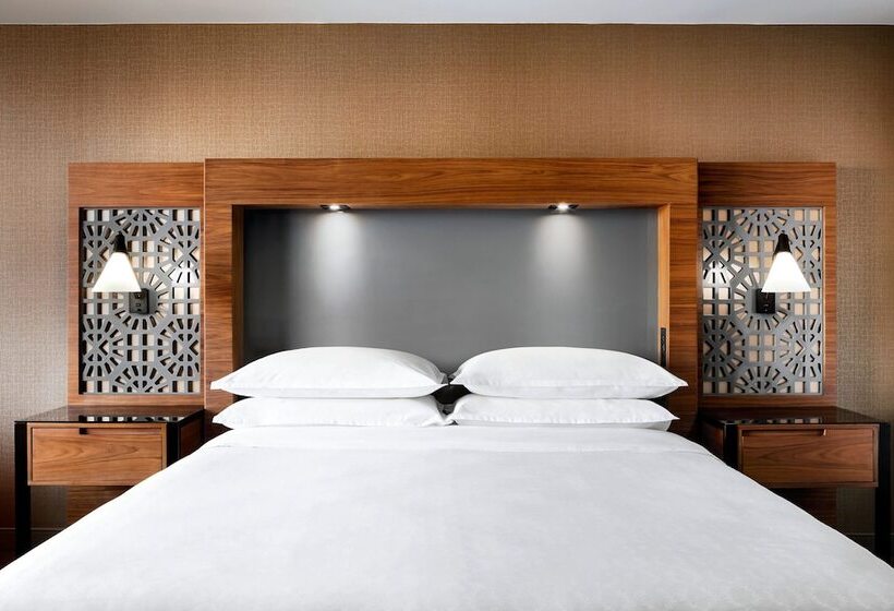 اتاق لوکس با چشم‌انداز, Sheraton Toronto Airport Hotel & Conference Centre