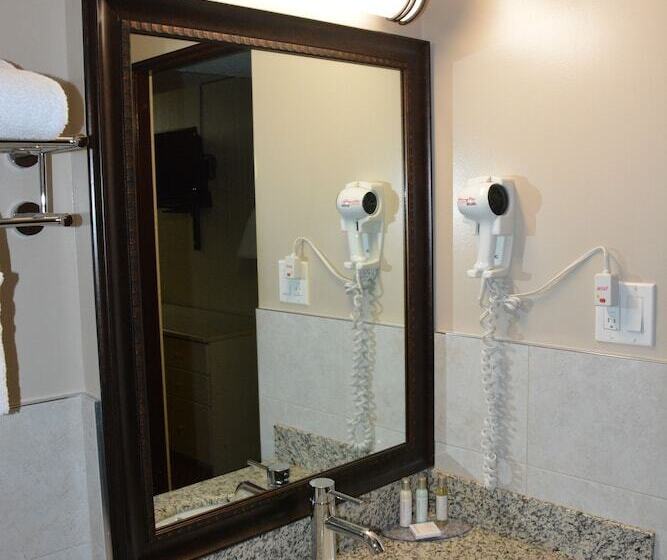 Люкс, Travelodge By Wyndham Lethbridge
