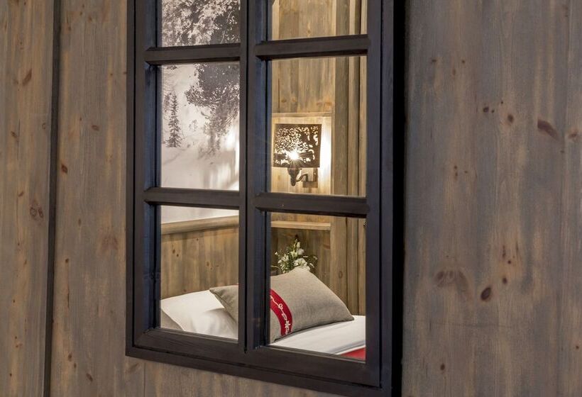 Superior Room, Edelweiss Manotel
