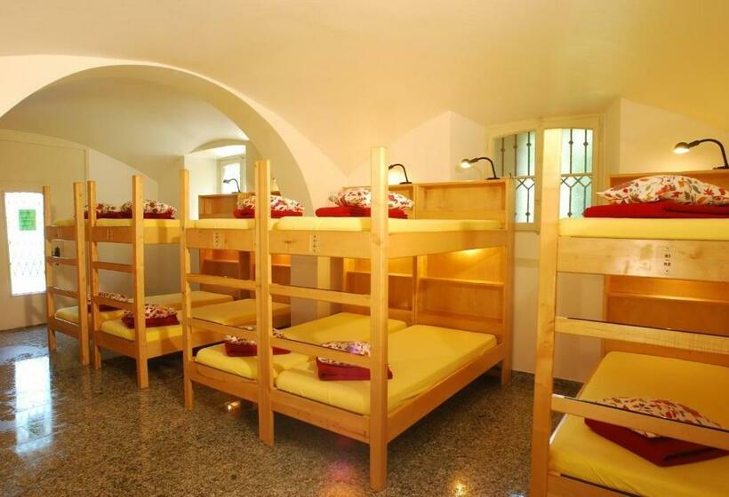 Кровать в Общей Комнате, &hostel Montarina