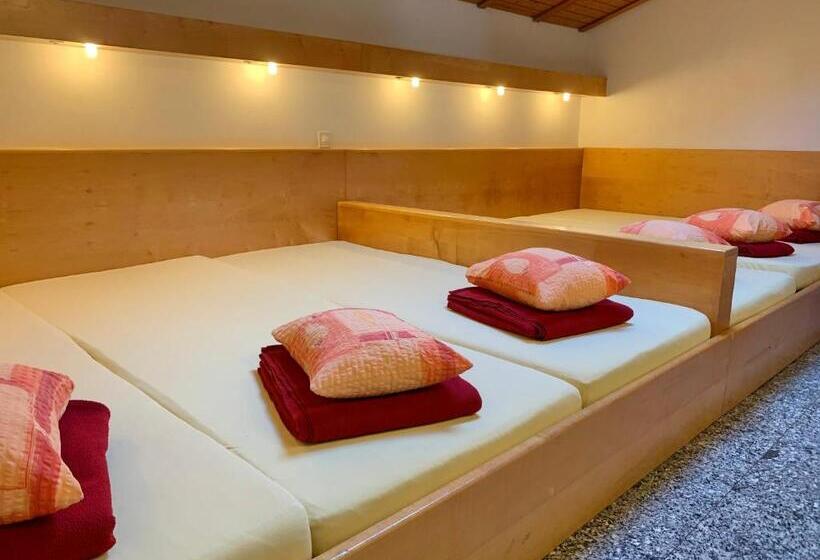 Кровать в Многоместном Номере с Общей Ванной, &hostel Montarina
