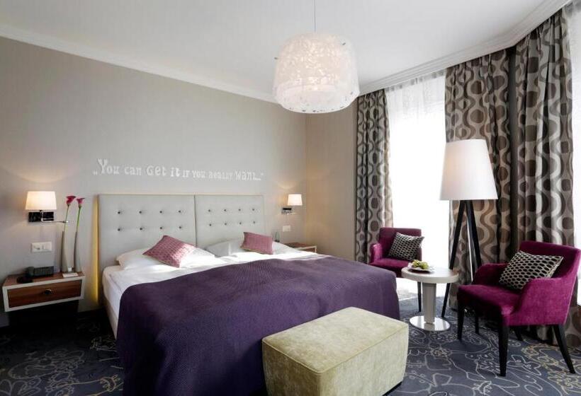 اتاق لوکس با چشم‌انداز شهر, Schweizerhof Luzern