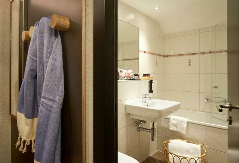 Семейный Номер, The Hey Hotel