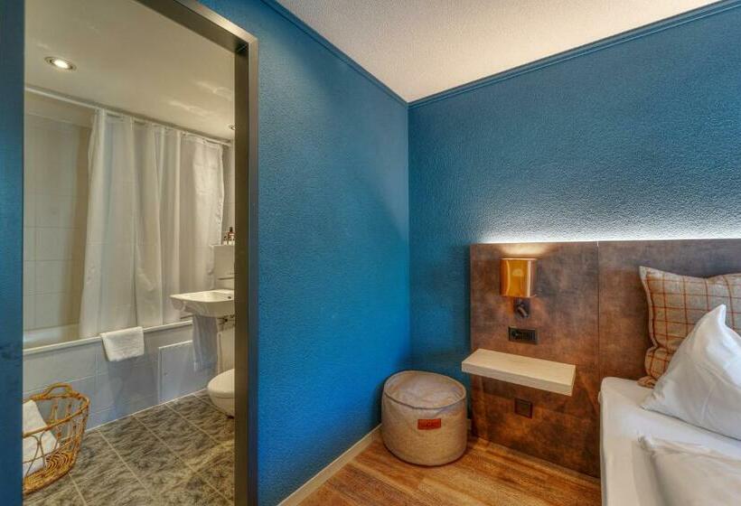 Номер Стандарт Трехместный, The Hey Hotel