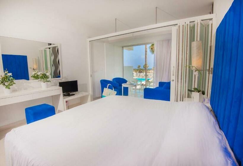 اتاق خانوادگی با چشم‌انداز دریا, Dome Beach Marina Hotel & Resort