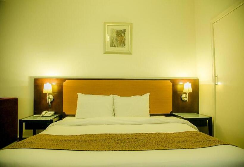 标准间, Phoenicia Grand