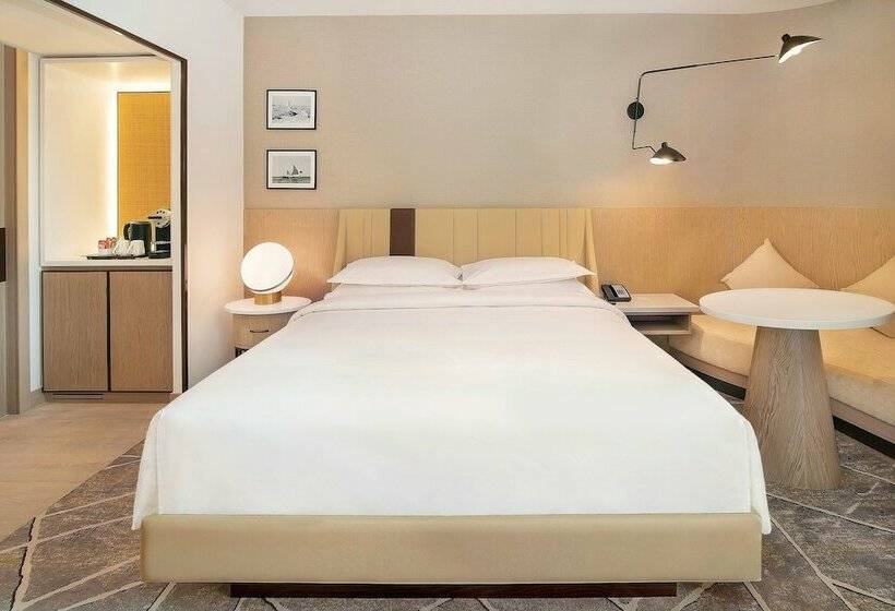 Chambre Club, Sheraton Abu Dhabi Hotel & Resort