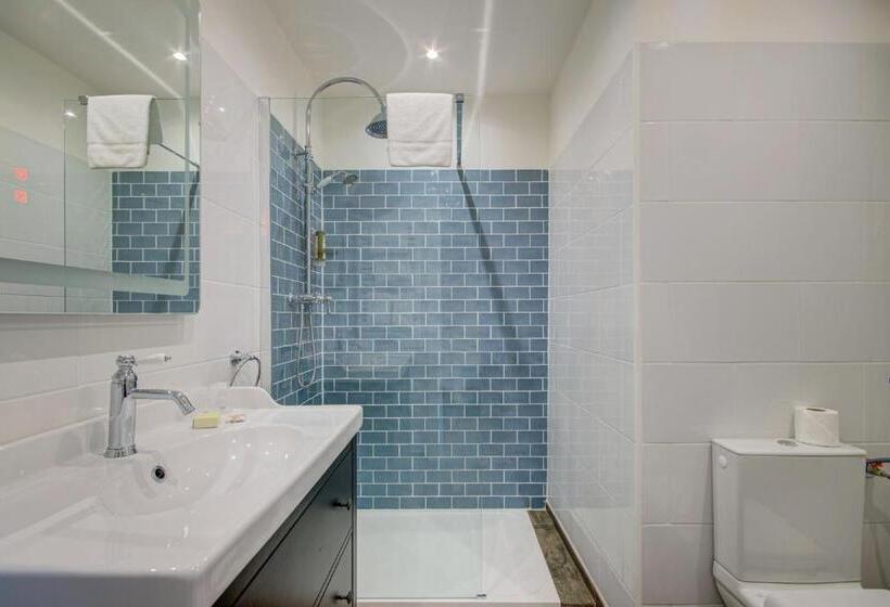 Номер Стандарт Трехместный, Logis Hotel Le Blason De Provence