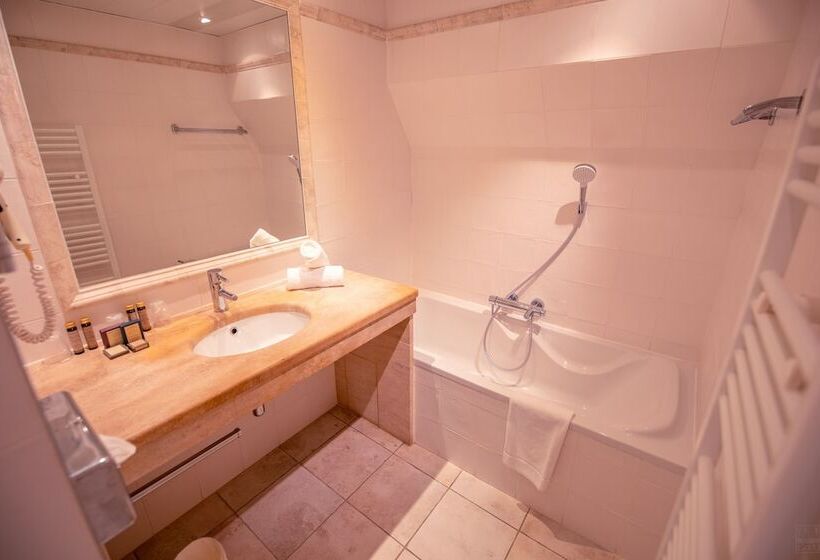 Трехместный Номер Superior, Hôtel Le Donjon   Cœur De La Cité Médiévale