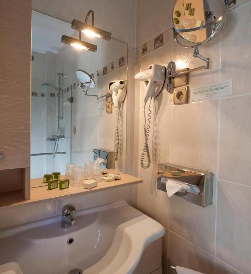 Номер Стандарт с Балконом, Logis Hostellerie Motel Au Bois Le Sire