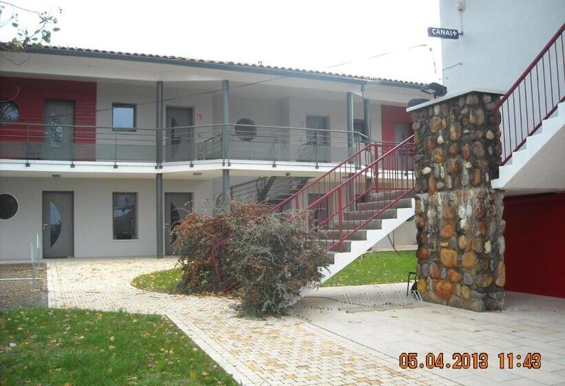 Семейный Номер, Logis Hotels   Hôtel Et Restaurant Le Relais Des Garrigues