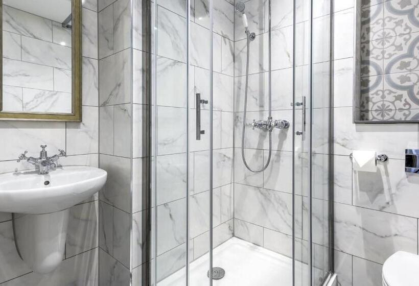 اتاق استاندارد, The George