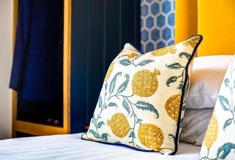 اتاق عادی, The George