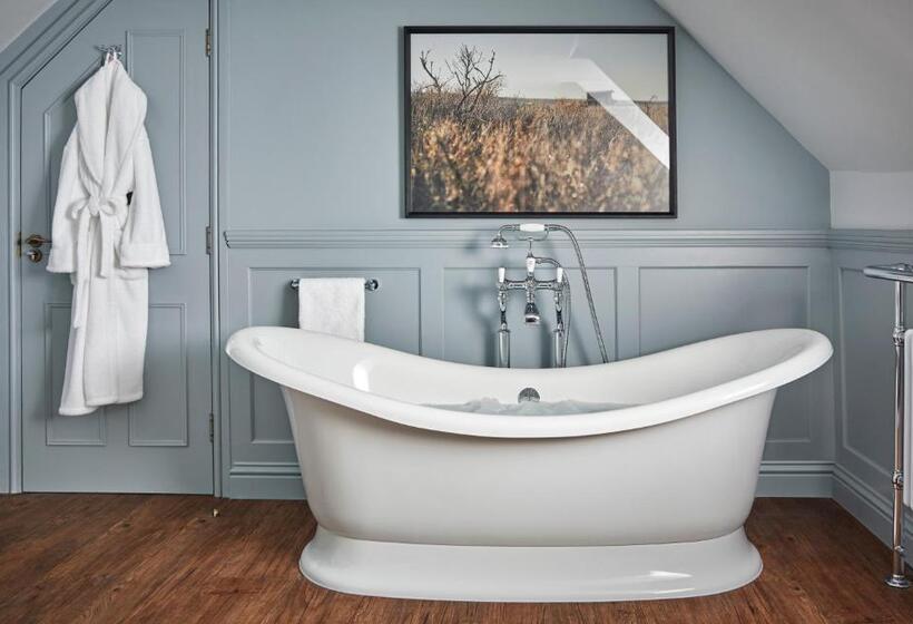 Люкс Повышенной Комфортности, Moonfleet Manor   A Luxury Family