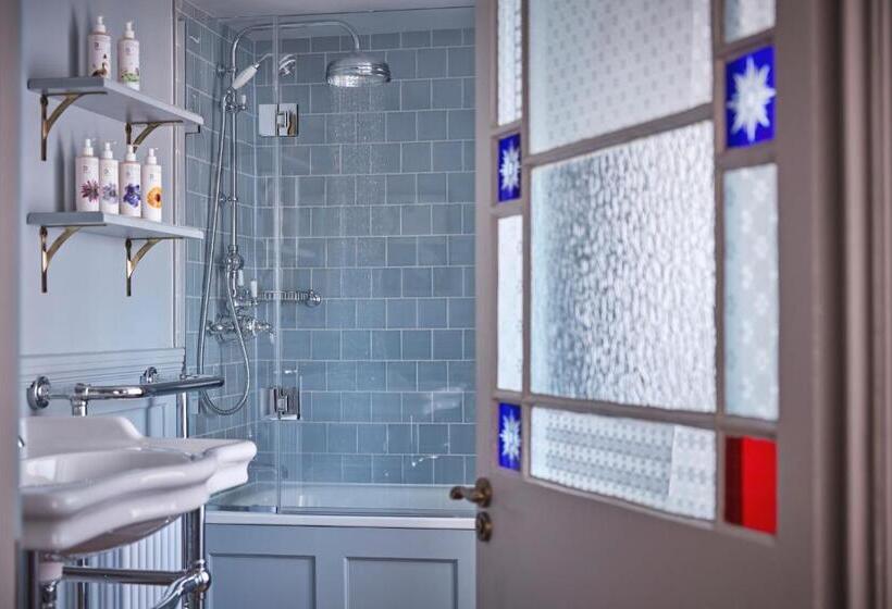 Номер Стандарт, Moonfleet Manor   A Luxury Family