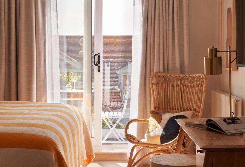Номер Стандарт, Moonfleet Manor   A Luxury Family