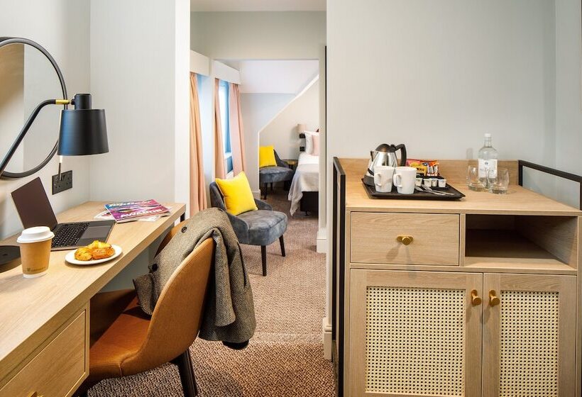 Номер Премиум, Voco Lythe Hill Hotel & Spa, An Ihg