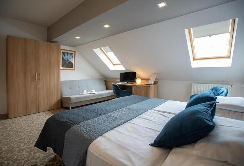 Quarto Triplo Standart, átrium Rooms & Café