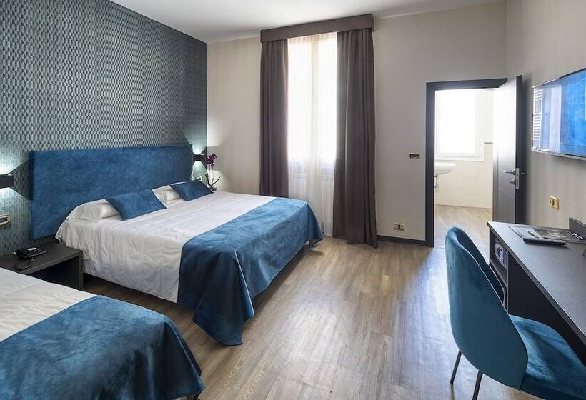 اتاق کلاسیک سه تخته, Astoria