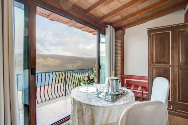 Superior room with lake view, Castel Vecchio