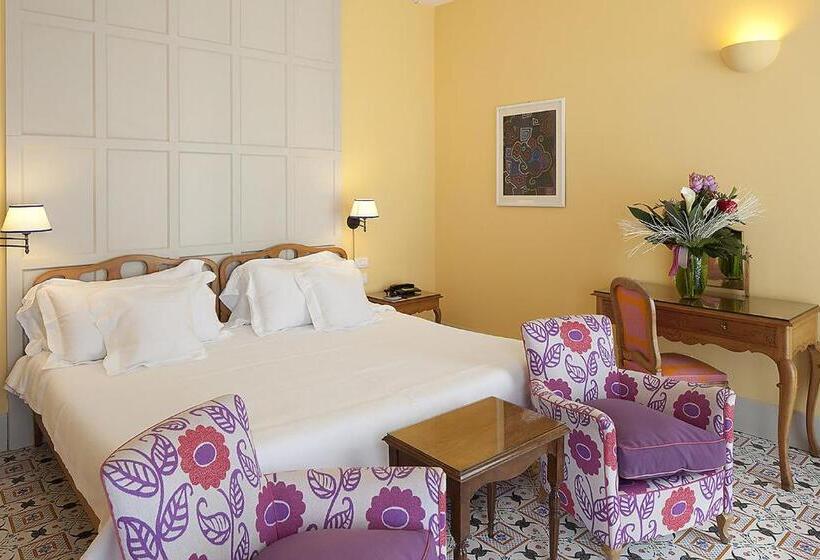 جناح جونيور مطلّ علي البحر, Regina Isabella Resort Spa Restaurant