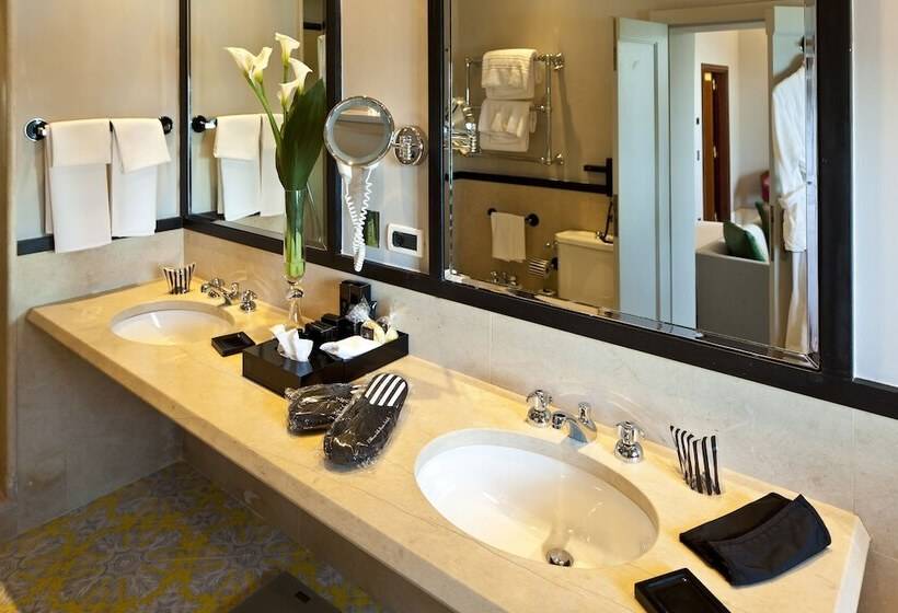 Номер Deluxe Вид на Море с Балконом, Regina Isabella Resort Spa Restaurant
