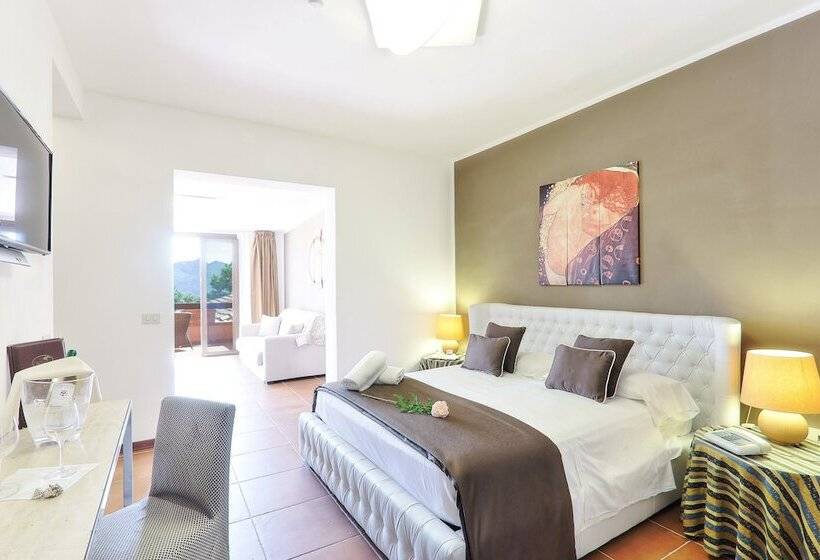 سوییت با چشم‌انداز دریا, Resort Le Picchiaie