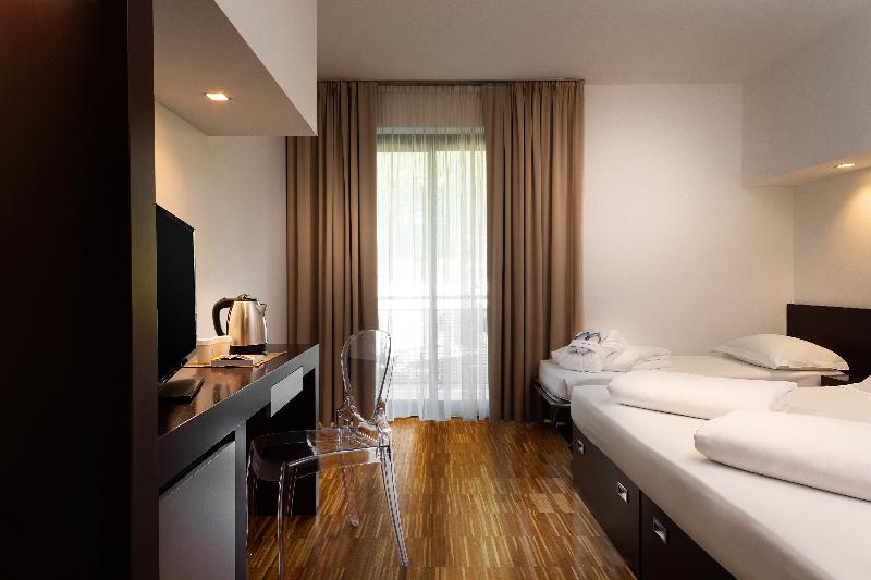 수피리어 트리플 룸, Astoria Resort