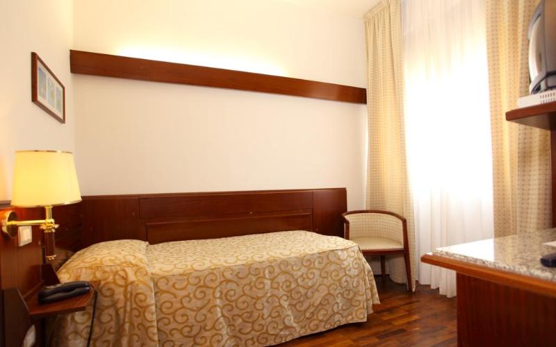 اتاق استاندارد یک نفره, Grand Hotel Duomo