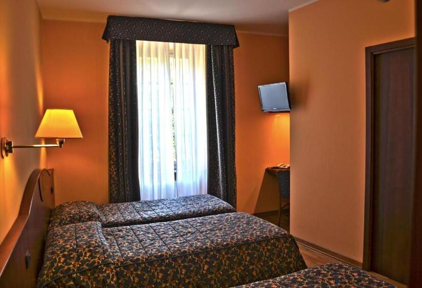 标准三人间, Albergo Italia