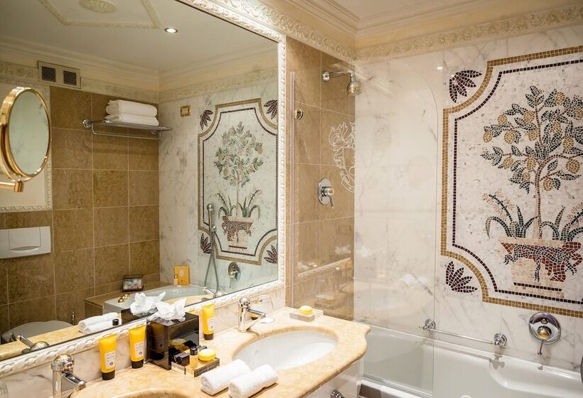 Номер Deluxe Вид на Озеро, Villa E Palazzo Aminta