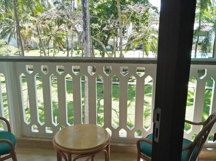 اتاق استاندارد, Travellers Beach Hotel & Club