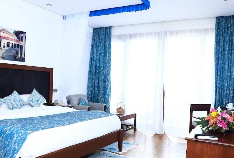 اتاق لوکس, Travellers Beach Hotel & Club