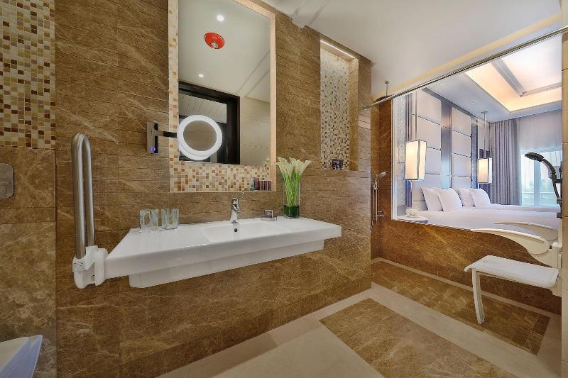 Номер Deluxe Вид на Бассейн, Al Bustan Palace, A Ritzcarlton