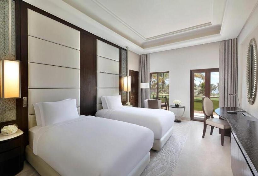 Номер Deluxe Вид на Бассейн, Al Bustan Palace, A Ritzcarlton