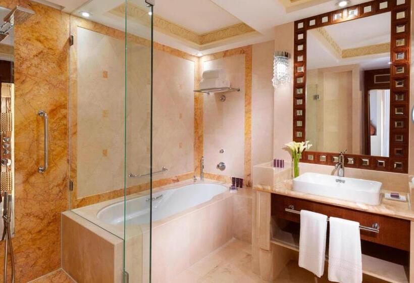 سوئیت اجرایی با چشم‌انداز دریا, Al Bustan Palace, A Ritzcarlton