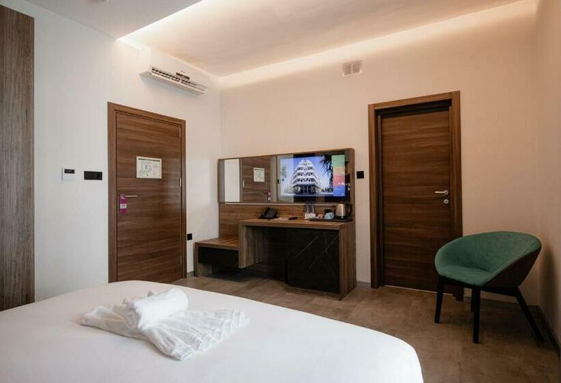 اتاق استاندارد با چشم‌انداز استخر, Pebbles Resort