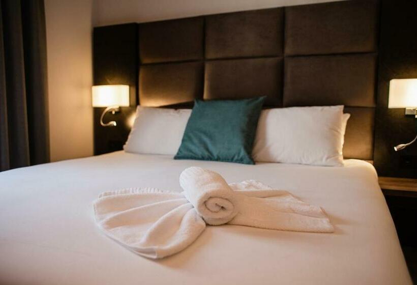 اتاق سوپریور با چشم‌انداز استخر, Pebbles Resort
